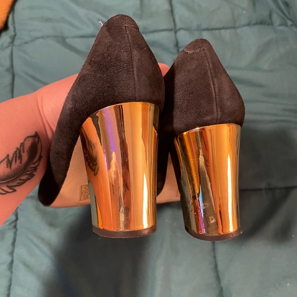 Black and Gold Dolce Vita Heels - Picture 4 of 7